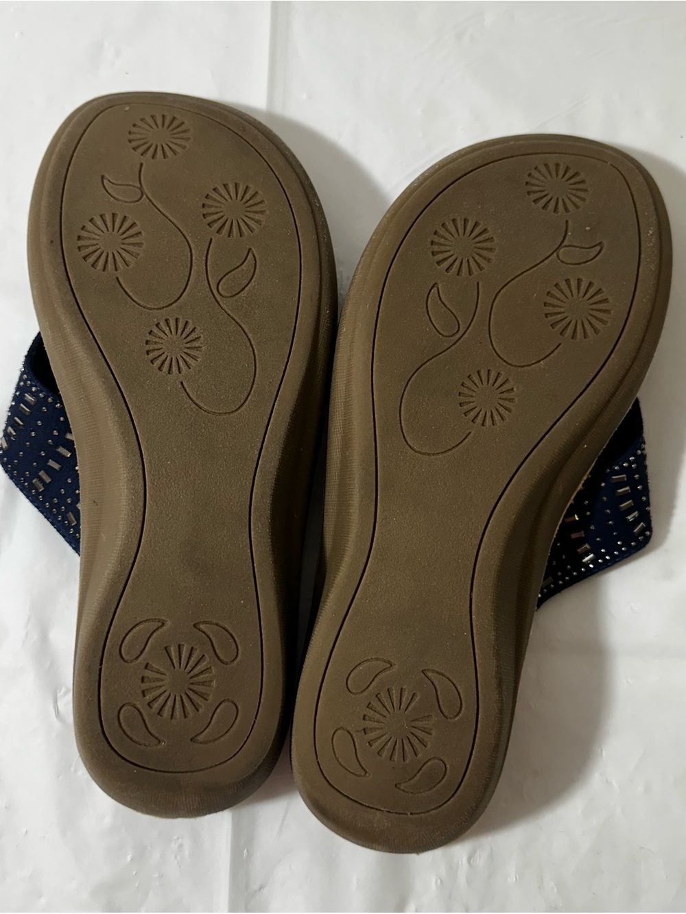 Cliffs by WHITE MOUNTAIN Navy Embellished Thong Sandals Size 7 - Picture 6 of 11